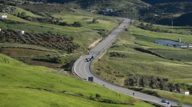 Dağ yolunda trafik güneşli gün ile yeşil alan ile peyzaj