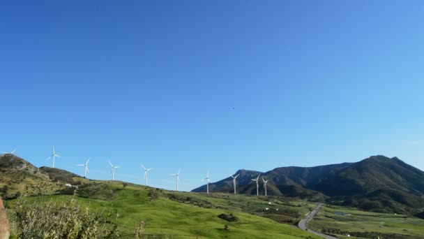 Energia das turbinas eólicas movendo-se nas montanhas — Vídeo de Stock