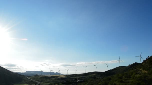 Energía de las turbinas eólicas en la montaña al atardecer — Vídeos de Stock