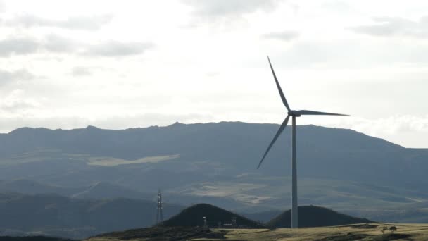 Energía eólica en movimiento en la montaña en el día nublado — Vídeos de Stock