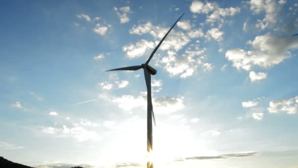 Větrná turbína pohybující se při západu slunce v bouřky odpoledne — Stock video