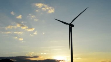 Gün batımında dönen rüzgar türbini