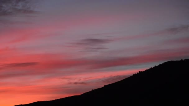 Salida del sol en la montaña en Timelapse — Vídeos de Stock