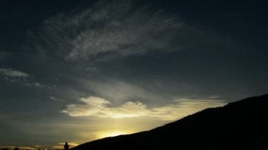 Dağların üzerinden timelapse şafak yükselen güneş