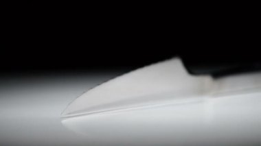 Beyaz siyah arka plan ile temel üzerinde dönen metal bıçak