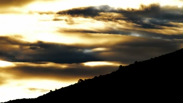 Nuvens douradas ao nascer do sol na montanha na timelapse — Vídeo de Stock