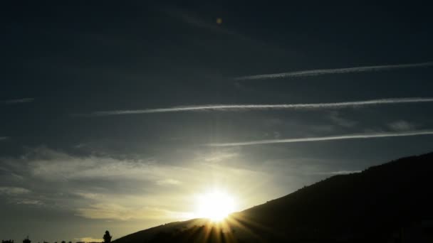 Nascer do sol sobre a montanha na timelapse — Vídeo de Stock