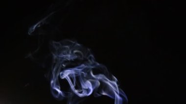 Sütun duman iplikçikler siyah arka plan, Rüzgar saatte ile