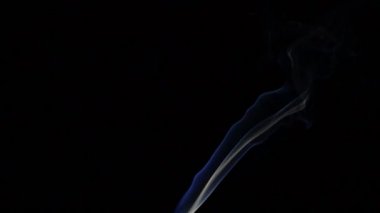 Rüzgar siyah arka plan, duman hareketli sütun