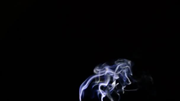 Coluna e fios de fumaça movendo-se ao vento — Vídeo de Stock