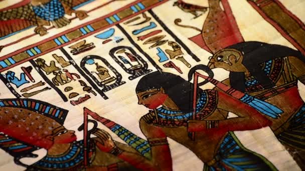 Egyiptomi papirusz, a fáraók és hieroglifák ábrázolása esztergálás — Stock videók