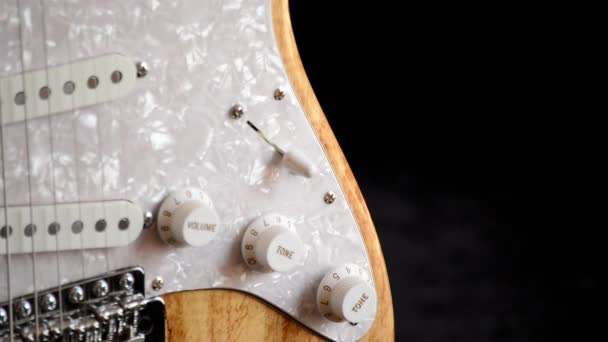身体的转动的电吉他 — 图库视频影像