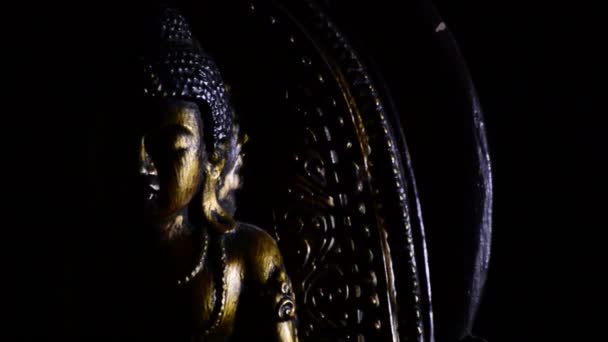 Buda orando figura girando em fundo preto — Vídeo de Stock