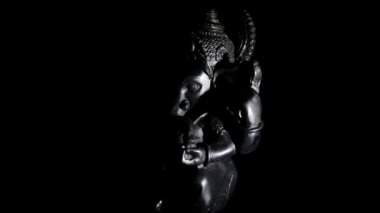 Siyah arka plan üzerine dönen Ganesha, Hindu Tanrı figürü,