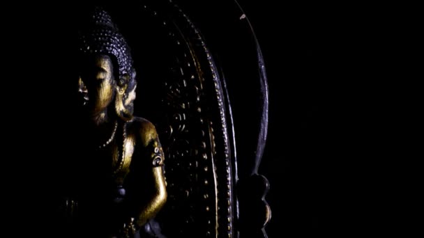 Buddha imádkozó ábra forgó fekete háttér: — Stock videók