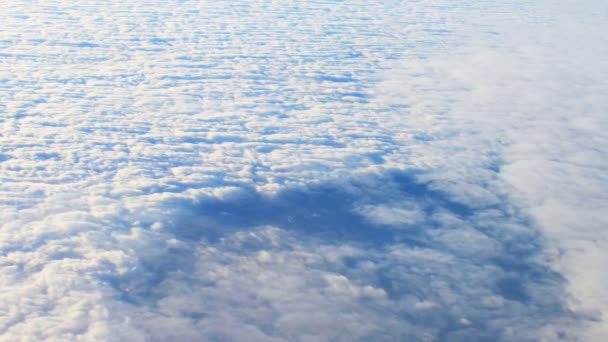 Luchtfoto van wolken passeren uit de hemel — Stockvideo