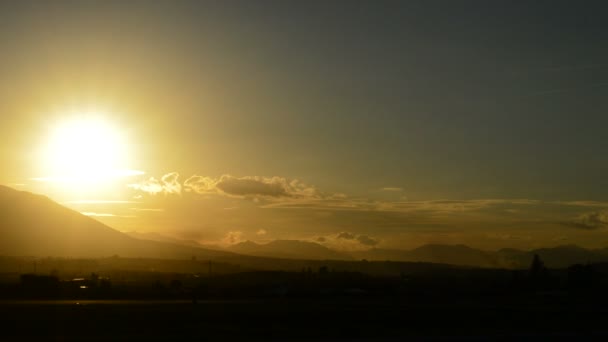 Aereo atterraggio sulla pista in aeroporto al tramonto — Video Stock