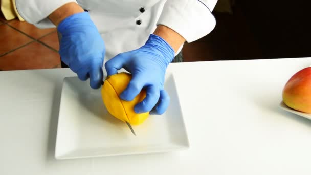 Шеф-повар режет фрукты манго — стоковое видео