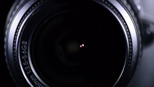 Messa a fuoco e scatto della fotocamera reflex — Video Stock