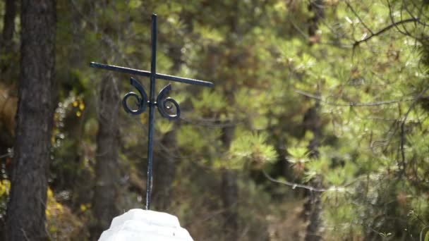 Antigua cruz de hierro española en un camino de un pueblo de andalusia — Vídeo de stock