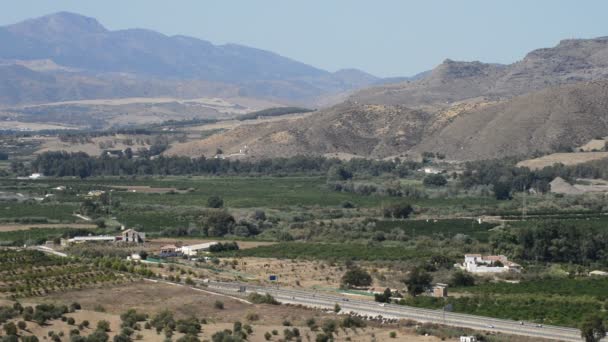 Estrada de montanha panorâmica com tráfego numa paisagem mediterrânica — Vídeo de Stock