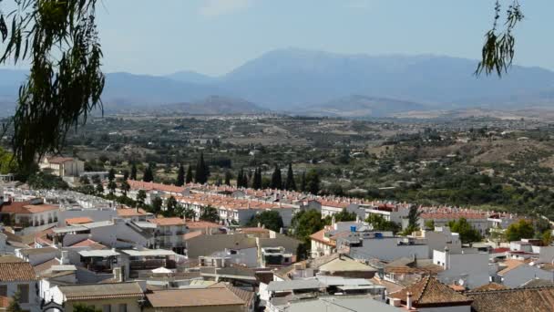 Casas de un pueblo andaluz rodeado de montañas — Vídeos de Stock