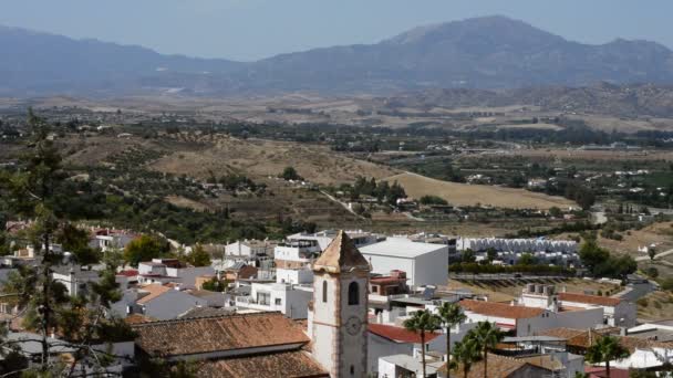 Church in a typical Andalusian village surrounded by mountains — Stock Video