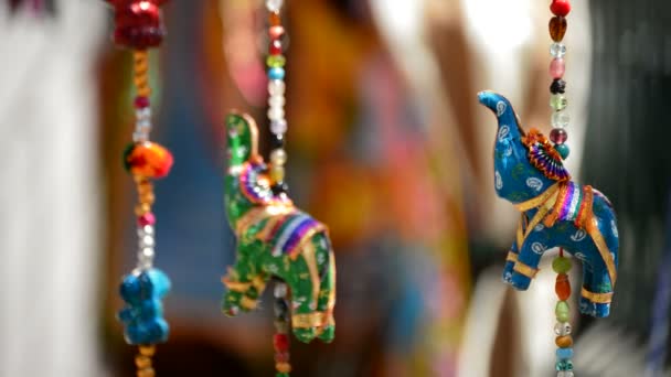 Indiska elefanter hängande i hawker stall hantverk — Stockvideo