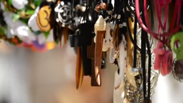 Hippies and tribal necklaces hanging in stall hawking crafts — Stock Video