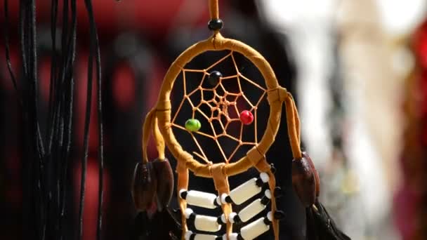 Dreamcatchers Pendurado em um display — Vídeo de Stock