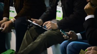 İnsanlar cep telefonu ve tablet bir mesaj yazma
