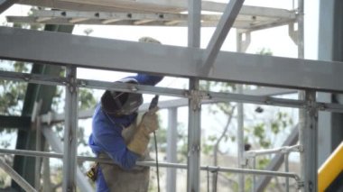 Kaynakçı bir bina yapısı üzerinde çalışma