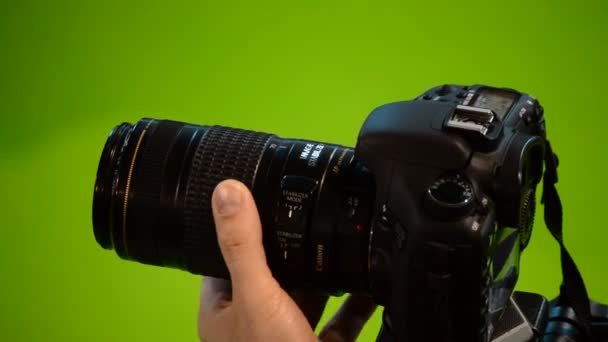 Fotógrafo con cámara trabajando en rueda de prensa con fondo cromático — Vídeo de stock