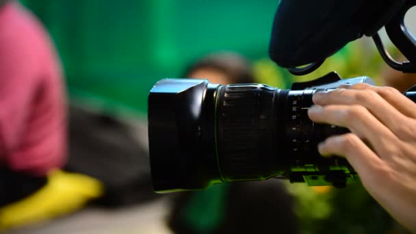 Optische of video camera lens werken in persconferentie — Stockvideo