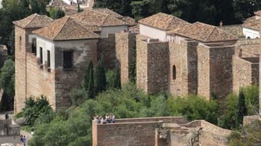 Şehrin turistler Nazari Malaga İspanya duvarlar