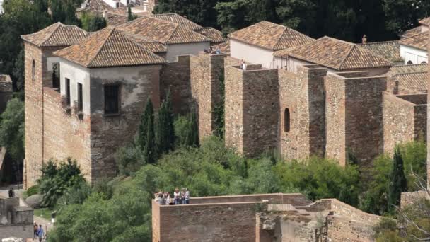 Turisti che visitano le mura della città Nazari Malaga in Spagna — Video Stock