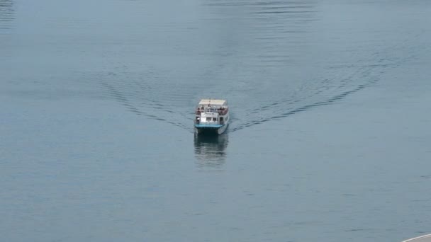 小船进入港口从上面看 — 图库视频影像