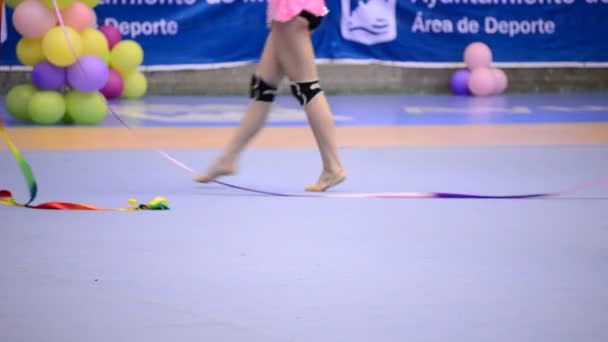 Malaga Malaga Hiszpania 2015 Młodych Gimnastyczek Praktykujących Sądzie Wstążkami Turnieju — Wideo stockowe