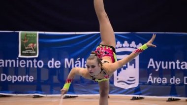 Malaga/Malaga/İspanya - 05 16 2015: Ritmik jimnastik turnuva üzerinde yazıt ile genç jimnastikçi