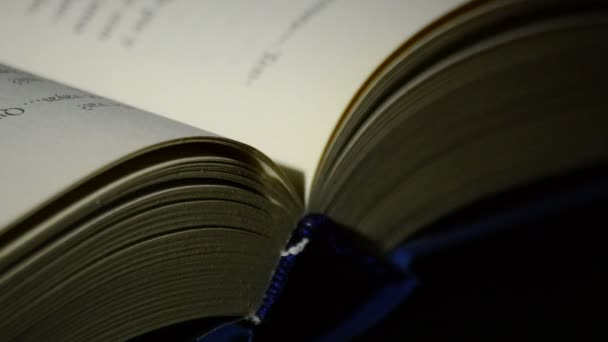 Mots, phrases et textes de page du livre en espagnol tournant 