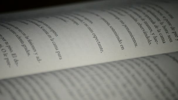 Mots, phrases et textes de page du livre en espagnol tournant 