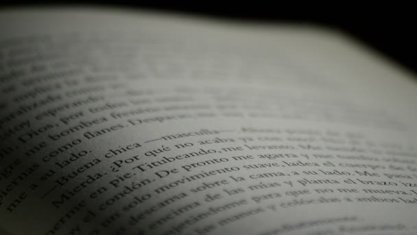 Gros plan des pages du livre ouvert écrit en espagnol gyrating 