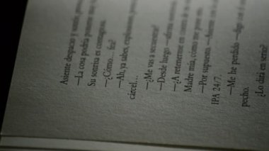 İspanyol siyah arka plan dönen içinde sayfaları açık kitap