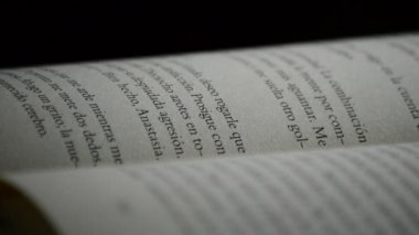 Açık bir kitap İspanyol dönen yazılmış metinlerin