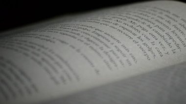 Sözcükler, ifadeler ve castillian, metinleri ile eski bir açık kitabın sayfa döndürme