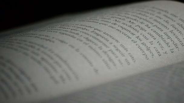 Página de un viejo libro abierto con palabras, frases y textos en castellano, rotativo — Vídeo de stock