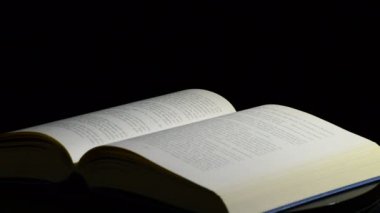 Sözcükler, ifadeler ve castillian, metinleri ile eski bir açık kitabın sayfaları döndürme