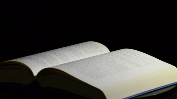 Страницы старой открытой книги со словами, фразами и текстами на кастильском, вращающемся — стоковое видео