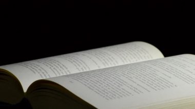 Kitap dönen açın, metinleri ve kelime kapat
