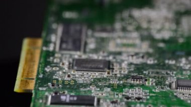 Elektronik devre kartı siyah arka plan döndürme